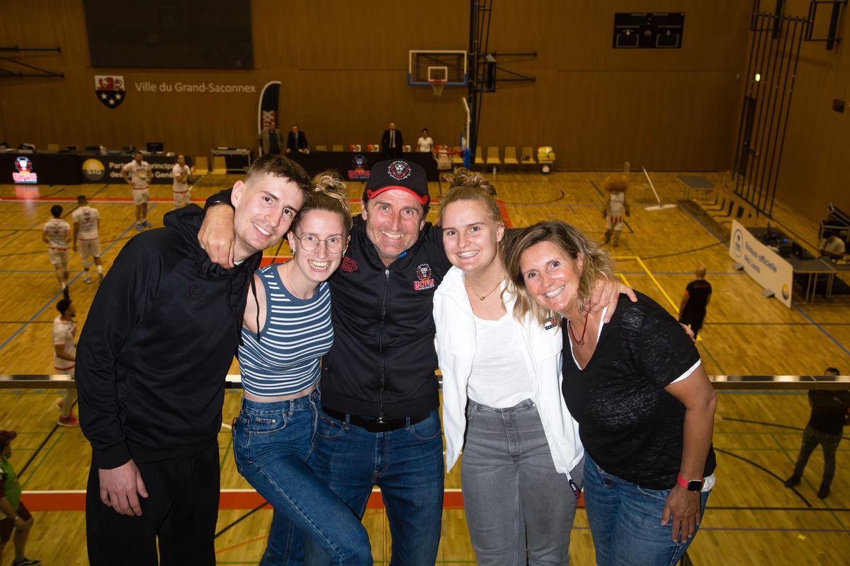 Genève, le 9 mai 2023.
Salle du Pommier.
La famille Margot dont la vie tourne autour du basket. De g. à d. : Scott, Laure, Robert, Léane et Patricia.
©Frank Mentha
