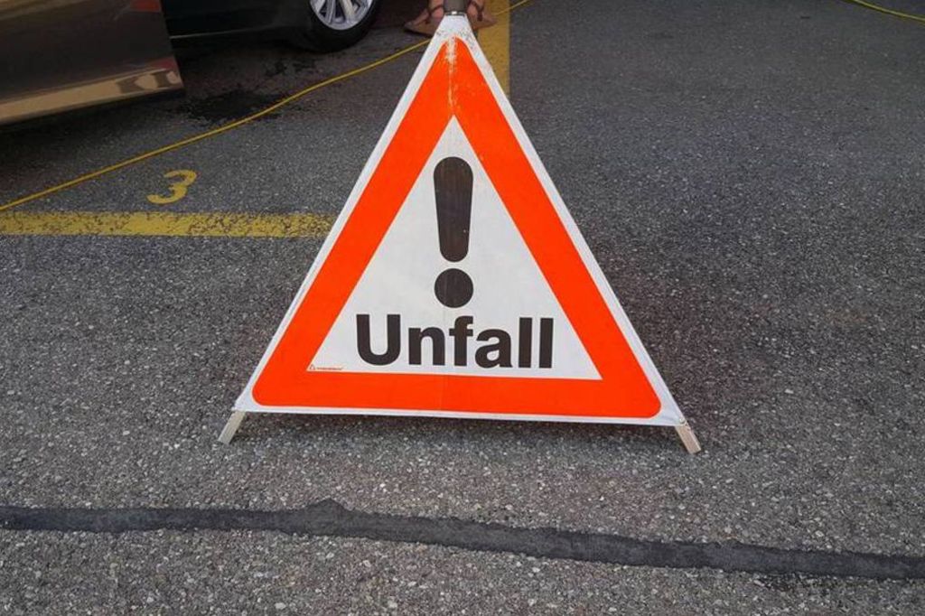 Une voiture passe à travers le mur d'une maison