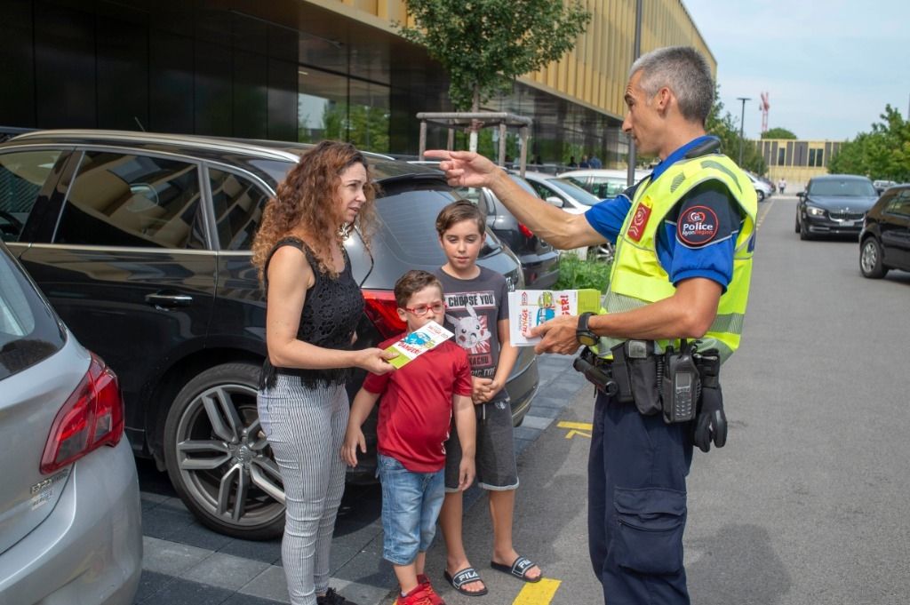 La police omniprésente sur le chemin de l’école