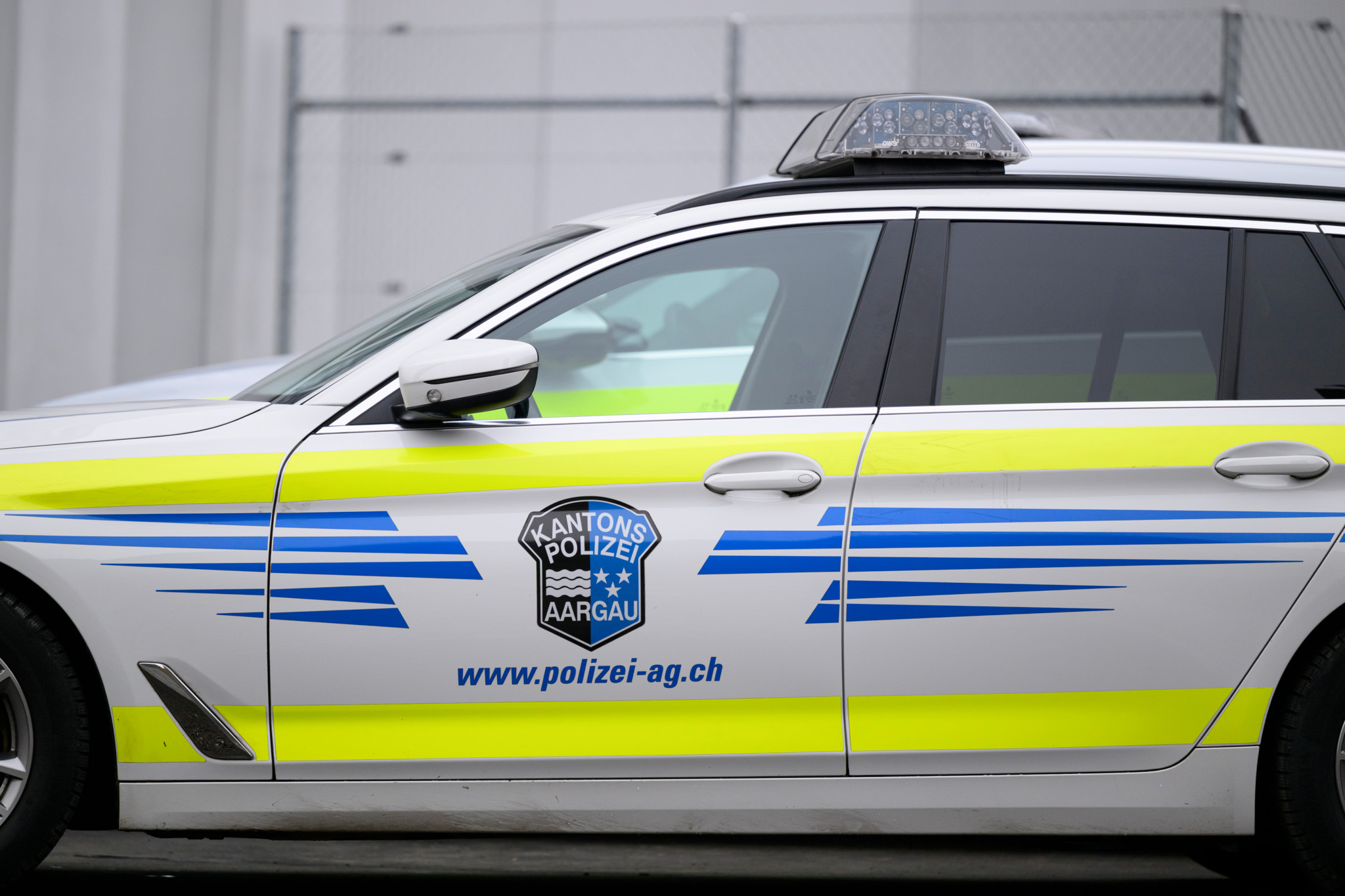 Polizeieinsatz im Aargau: Unbekannter Mann mit Gewehr überfällt Kiosk in Oftringen – Polizei sucht Zeugen