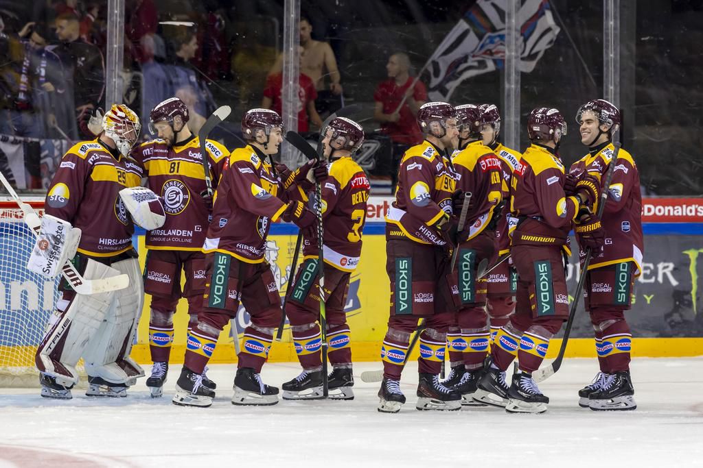 Geneve-Servette's players celebrate their victory after defeating the team Rapperswil-Jona Lakers, during a National League regular season game of the Swiss Championship between Geneve-Servette HC, GSHC, and SC Rapperswil-Jona Lakers, SCRJ, at the Les Vernets in Geneva, Switzerland, Friday, October 18, 2024. (KEYSTONE/Salvatore Di Nolfi)