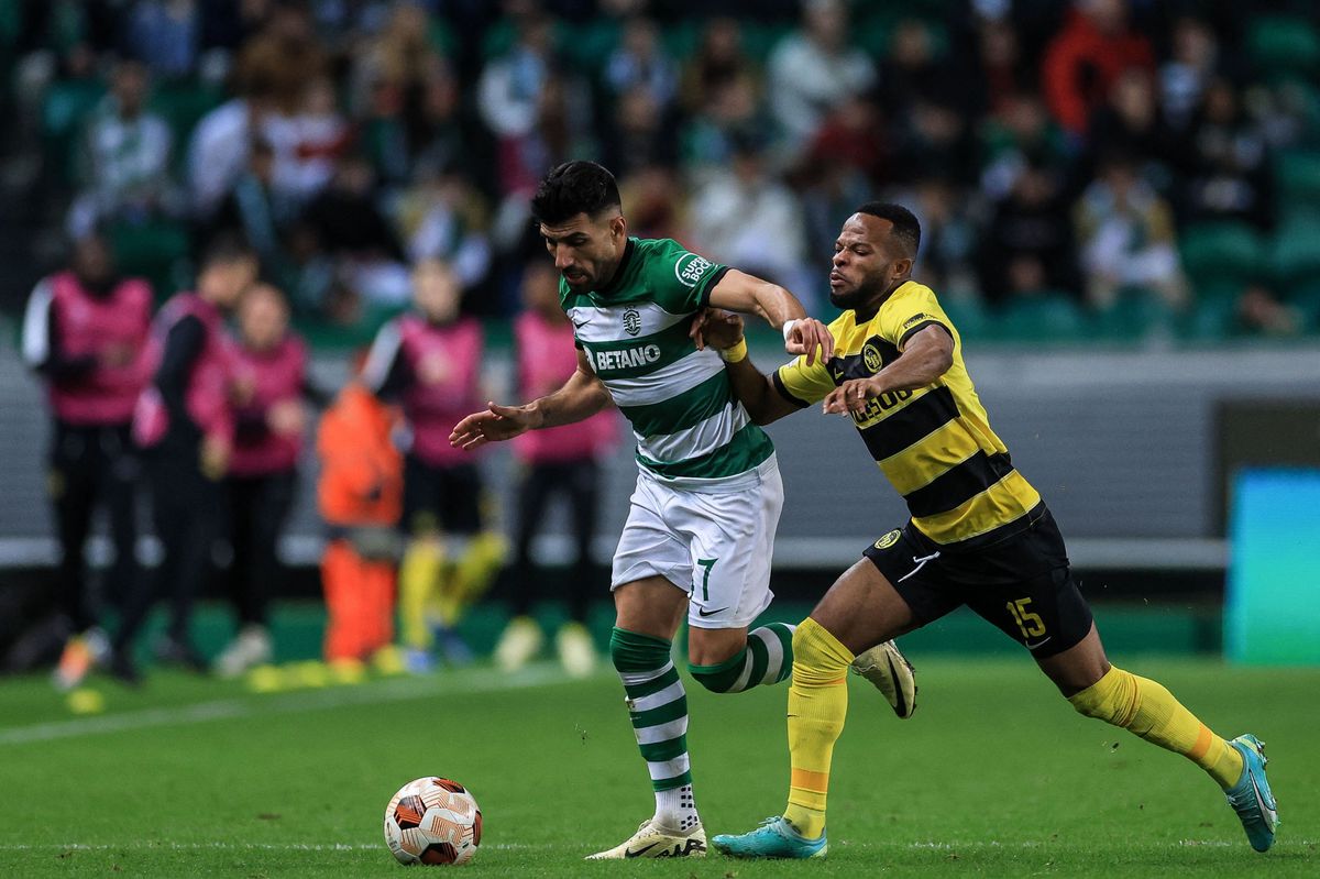 Sporting's Portuguese defender #47 Ricardo Esgaio is challenged by Young Boys' Congolese forward #15 Meschack Elia during the UEFA Europa League last 32 second leg football match between Sporting CP and BSC Young Boys at the Jose Alvalade stadium in Lisbon on February 22, 2024. (Photo by PATRICIA DE MELO MOREIRA / AFP)