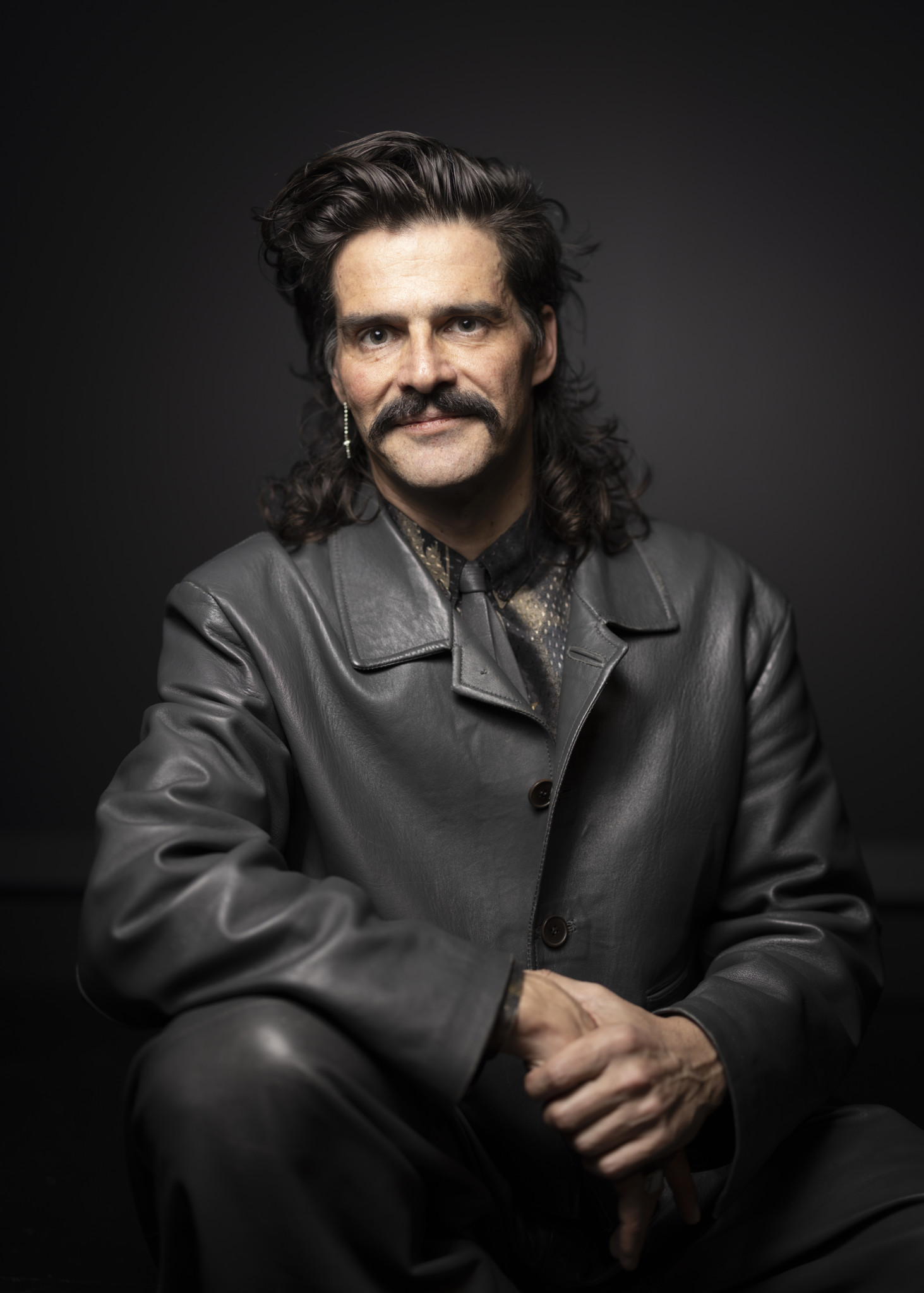 Mathieu Bertholet, neuer kuenstlerischen Leiter am Theater Neumarkt posiert fuer ein Portrait anlaesslich einer Medienkonferenz zur neuen Intendanz ab Spielzeit 25/26 am Donnerstag, 15. Februar 2024 in Zuerich. (KEYSTONE/Michael Buholzer)