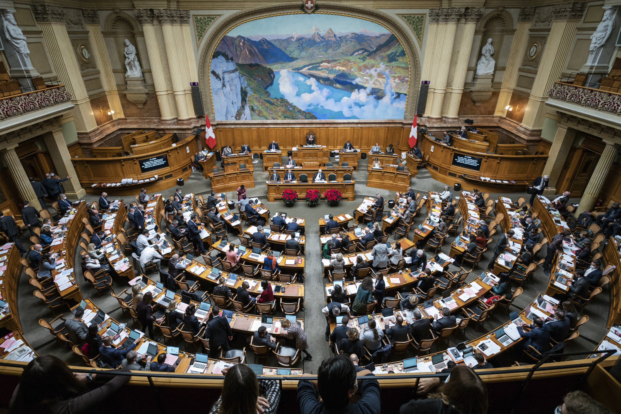 Blick von der Zuschauertribuene in den Saal, an der Wintersession der Eidgenoessischen Raete, am Dienstag, 30. November 2021 im Nationalrat in Bern. Am Ende der ersten Sessionswoche werden aufgrund der Situation um die Krise der Coronavirus, Covid-19 Pandemie wieder Plexiglasscheiben montiert werden. (KEYSTONE/Alessandro della Valle)