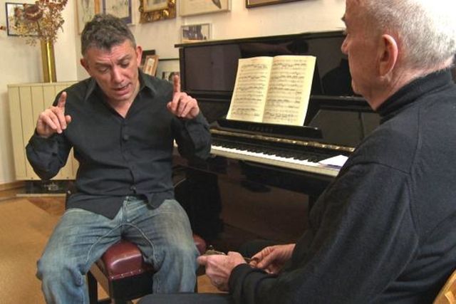 Wahrheit statt Schönheit: Marino Formenti (l.) und Laiensänger.