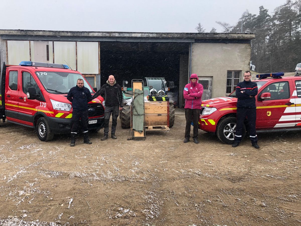 La solidarité en marche à Gimel. De gauche à droite, les pompiers Fabrice Duperrex et Xavier Bignens, le président du Conseil communal, Eric Marchese et Nicolas Golay, fourrier.