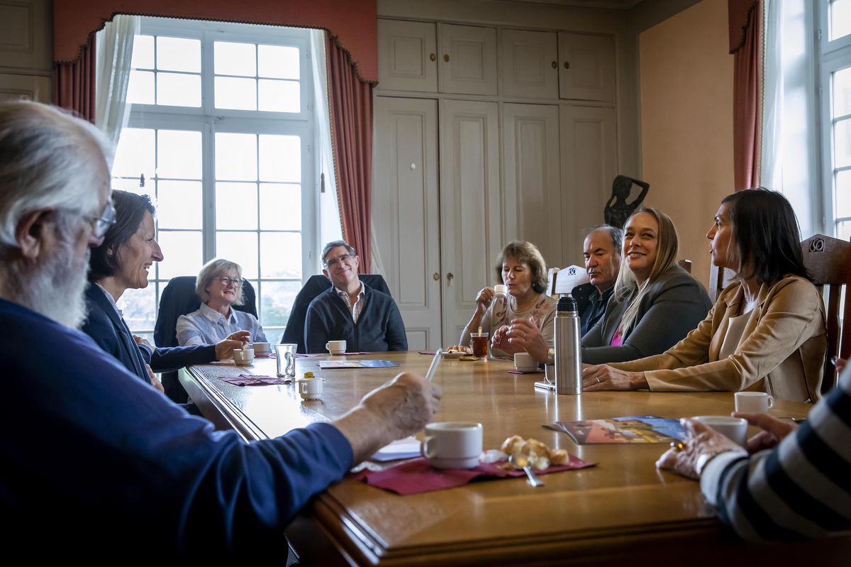 Geneve, le 15 octobre 2022. Les trois conseilleres administratives de la Ville d Onex, Carole-Anne Kast, Maire, Anne Kleiner et Maryam Yunus Ebener, recoivent la population a la Mairie pour un cafe-croissant. © Magali Girardin