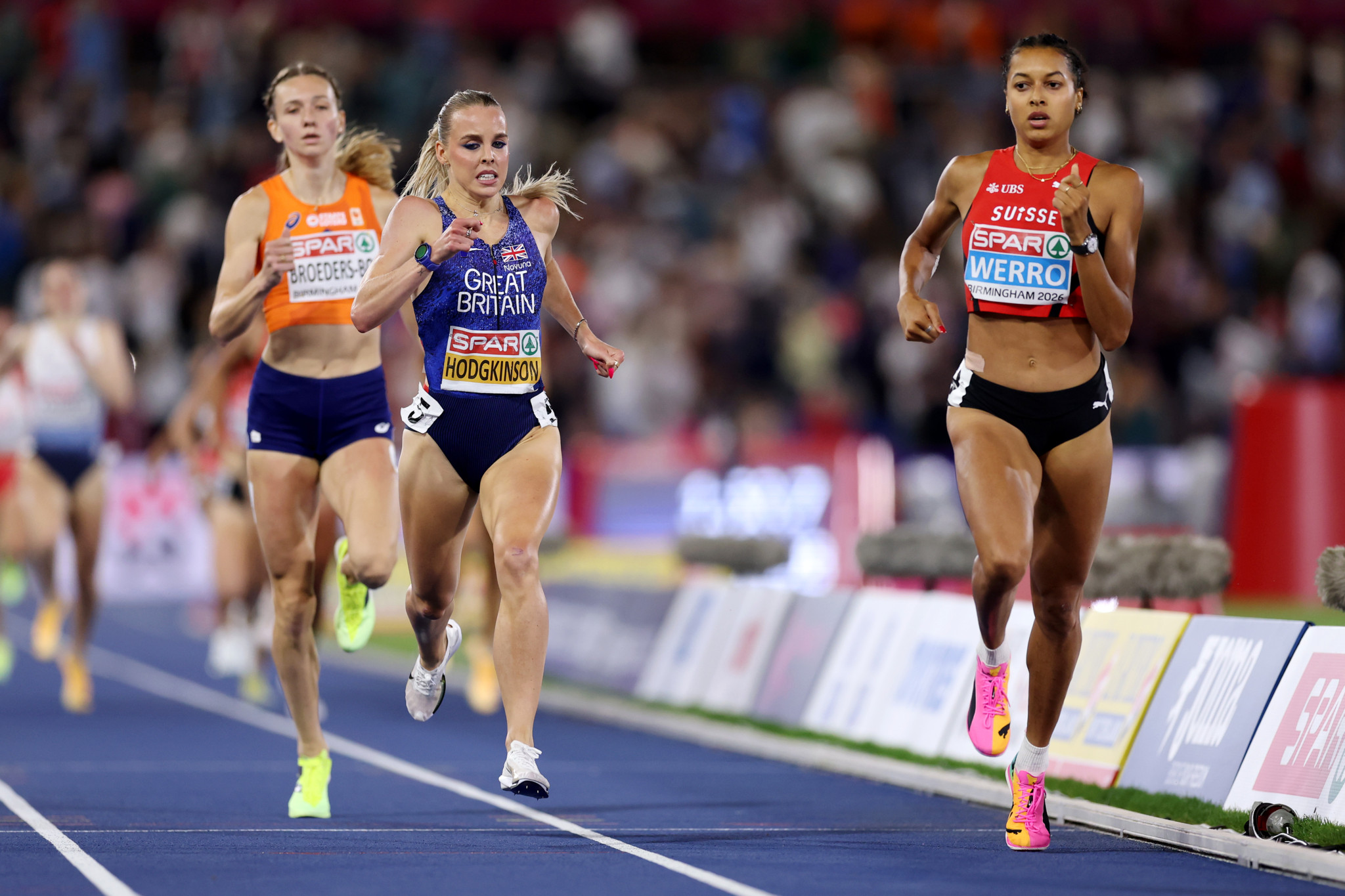 Audrey Werro (Schweiz) und Keely Hodgkinson (Grossbritannien) im 800m-Finale der Frauen an den Leichtathletik-Europameisterschaften in Birmingham.