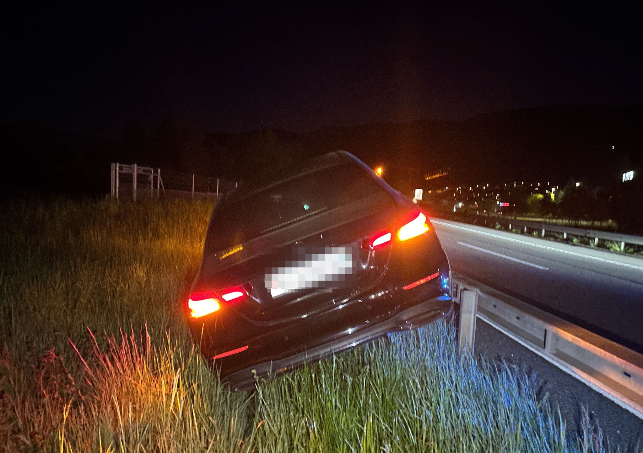Selbstunfall auf der A1: 29-Jährige kollidiert mit Leitplanke – sie stand unter Alkoholeinfluss