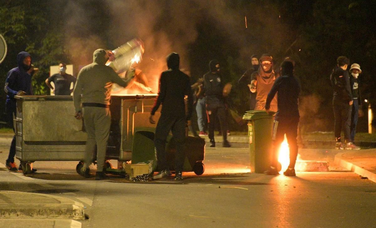 Des jeunes, ici le soir du 1er août dernier, boutent le feu à des conteneurs dans le quartier de la Villette. Des faits similaires se sont produits à Pierre-de-Savoie, durant la nuit d’Halloween.