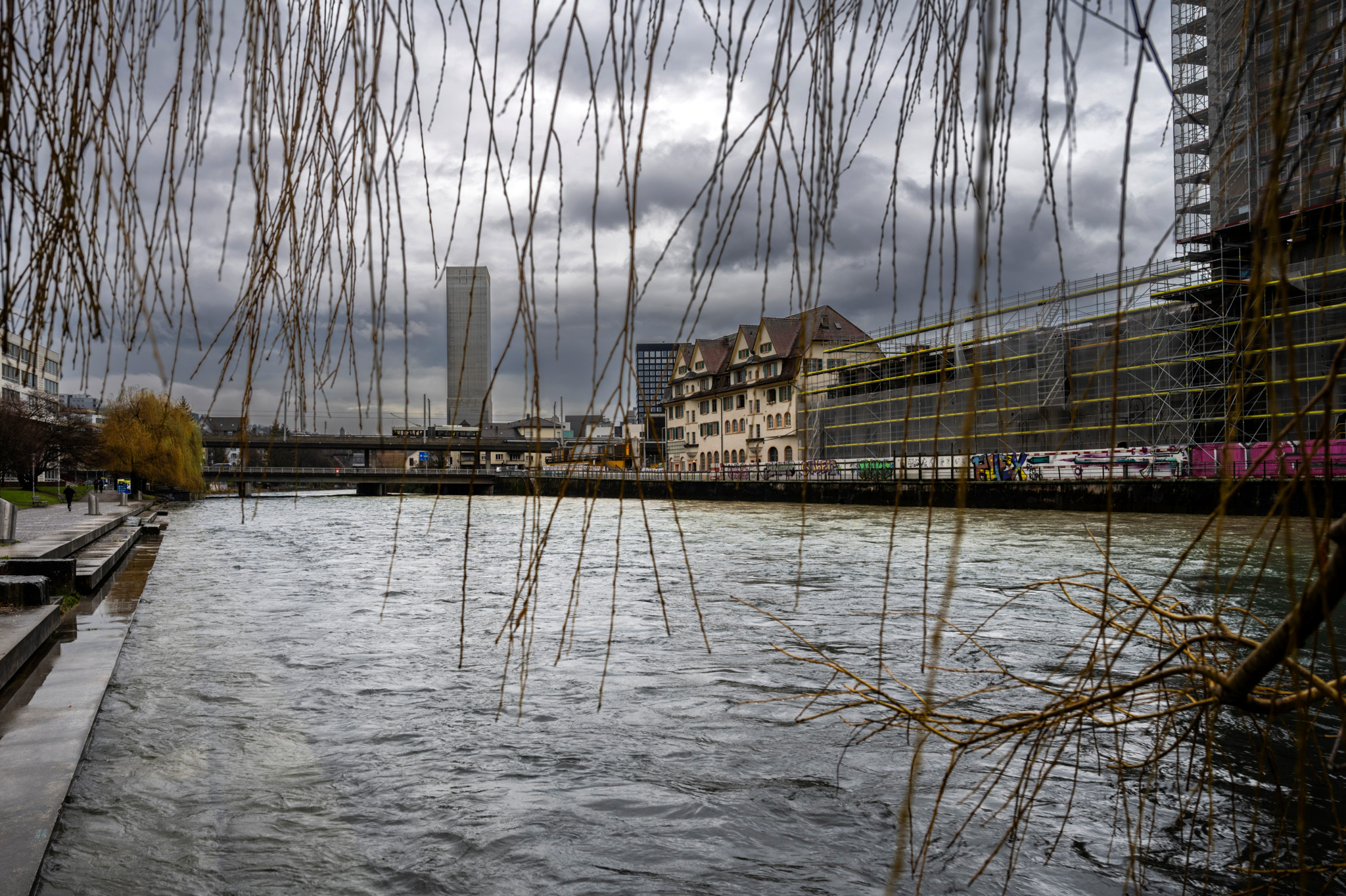 Nach den langen und intensiver Regenfaellen fuehrt die Limmat sehr viel Wasser, im Kanton Zuerich wurde eine Hochewasserwarnung ausgesprochen.
12.12.2023
(Tages-Anzeiger/Urs Jaudas)