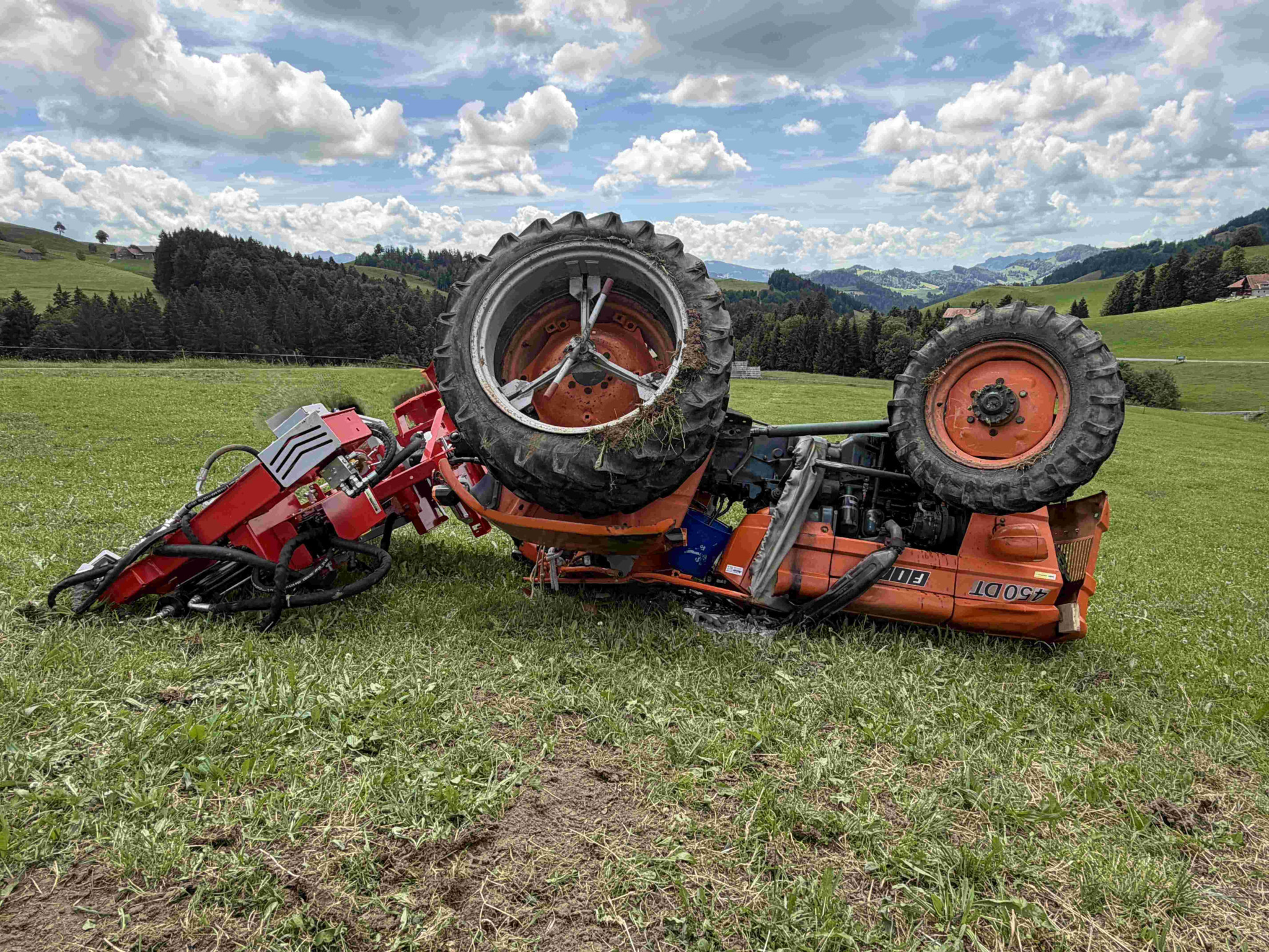 Zwischenfall im Appenzellerland: Forsttraktor rollt Hang hinunter und überschlägt sich