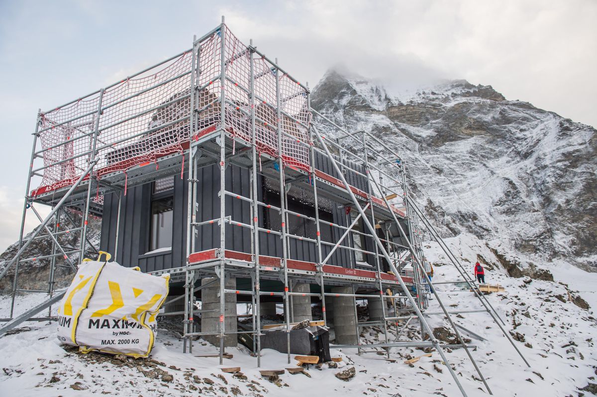 Le bivouac permet d’ailleurs six personnes et dispose d’un équipement de cuisine, il sera géré par les guides de Zermatt.