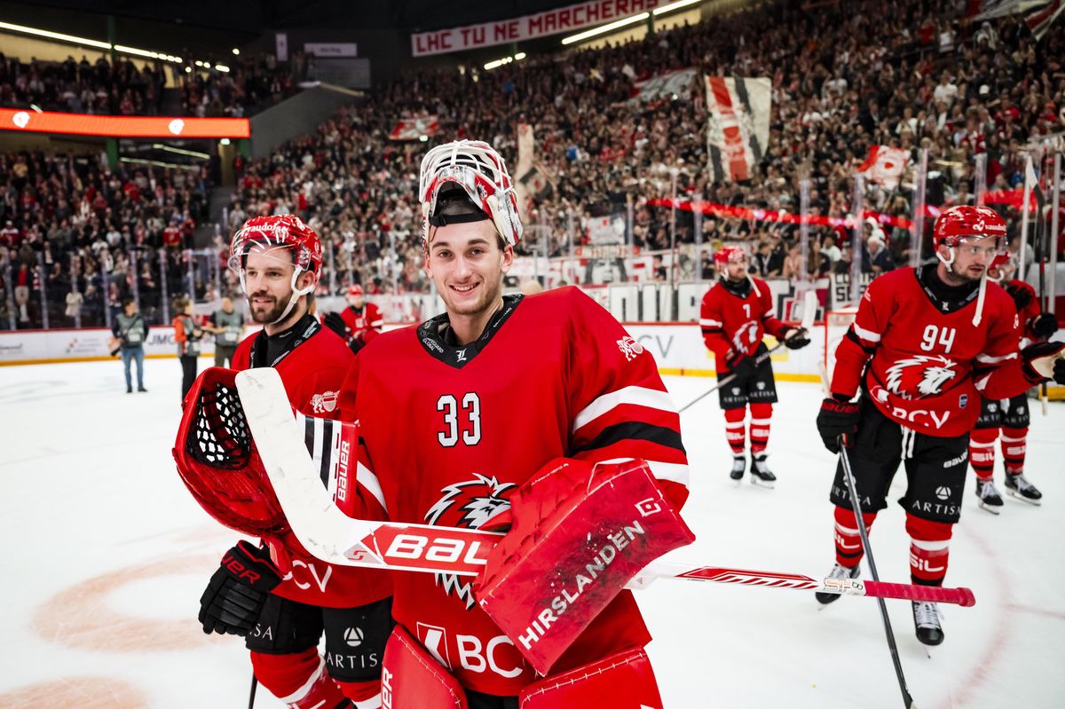 Les joueurs du Lausanne HC, avec au centre le gardien Kevin Pasche, célèbrent leur victoire contre HC Fribourg-Gottéron à la Vaudoise Arena.