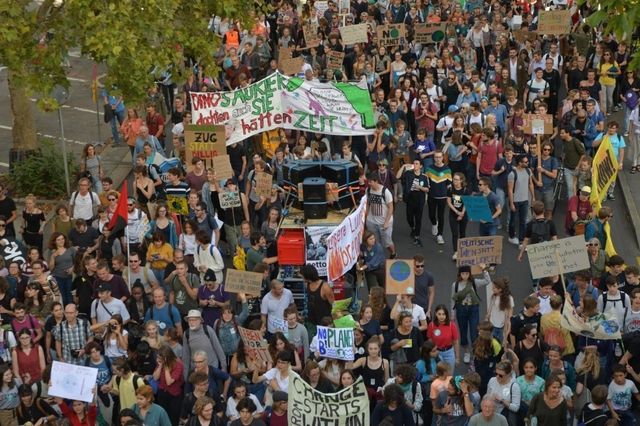 «Solidarisieren und mitspazieren!», rufen die Demonstranten am Klimastreik durch Zürich auf.