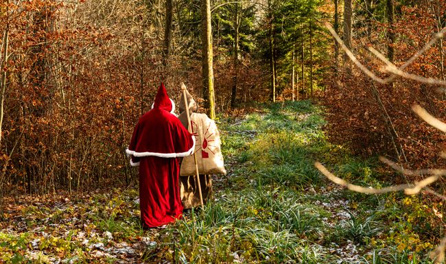 Jedes Jahr besuchen Samichlaus und Schmutzli Familien in der Schweiz.