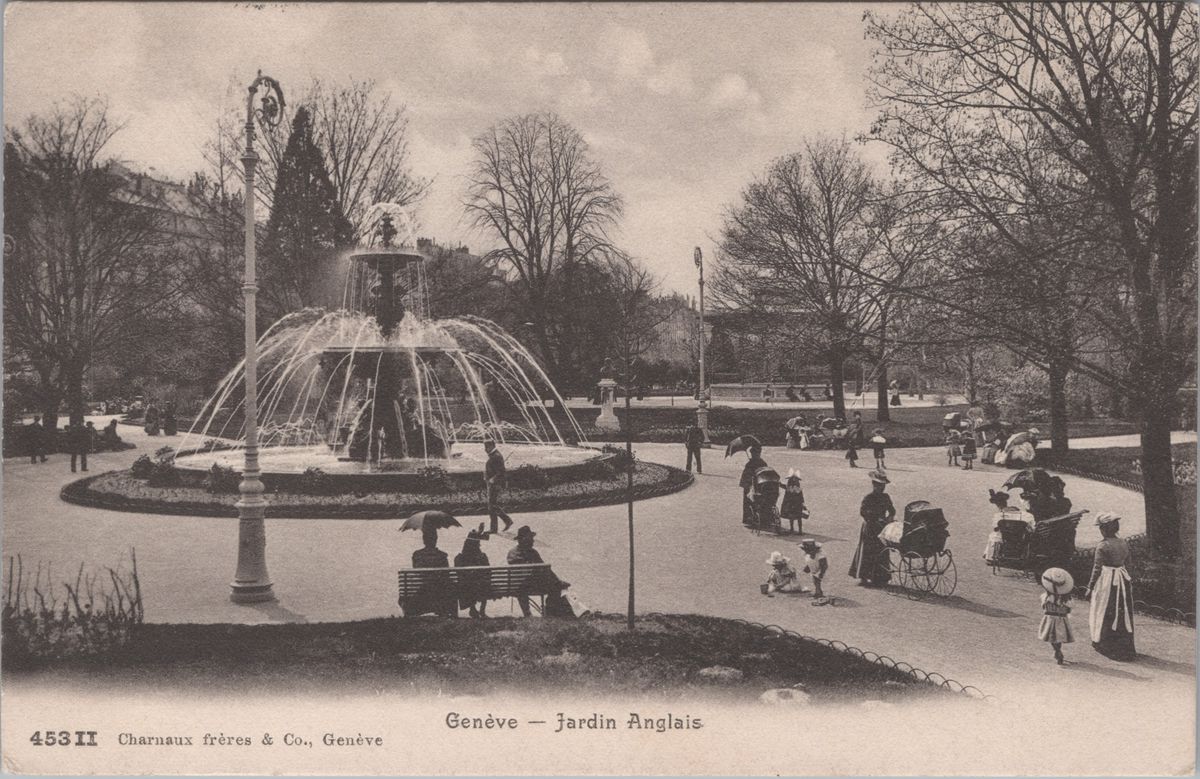 La fontaine parisienne au Jardin anglais, vers 1910. Elle est produite industriellement, mais elle est aussi l’œuvre d’un sculpteur de renom, Mathurin Moreau.
