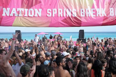 Affluence des fêtards sur les plages risquées de Cancún