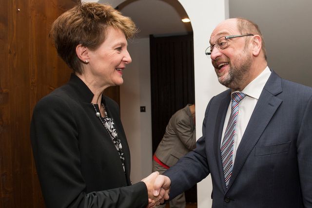 Simonetta Sommaruga (à gauche) a déjà pu rencontrer à Davos Martin Schulz, le président du Parlement européen.