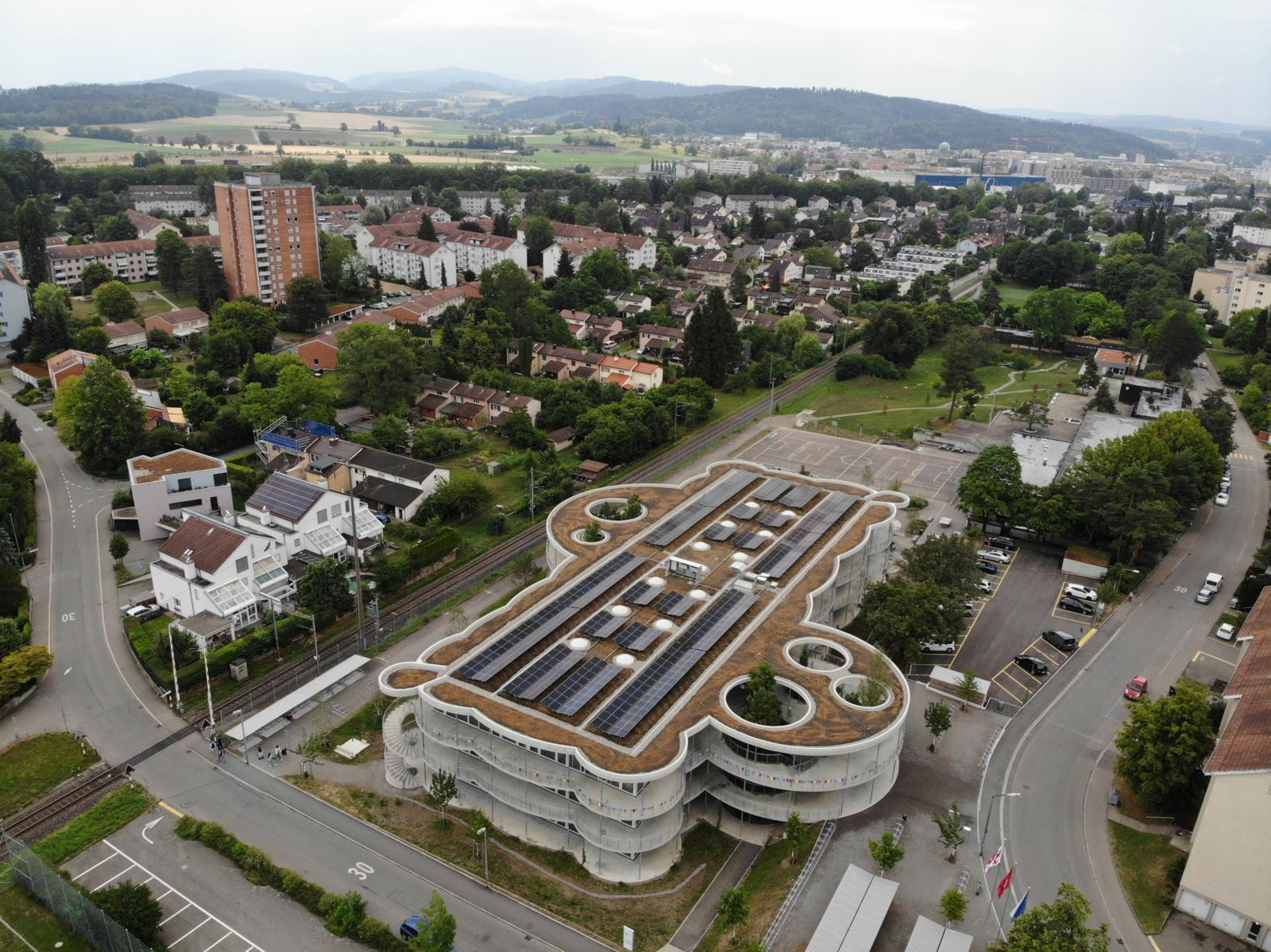 Der Stadtrat hat eine Viertelmillion bewilligt für die Photovoltaikanlage auf dem Schulhaus Wallrüti. Die Panels sind montiert, die Anlage ist aber nicht in Betrieb.