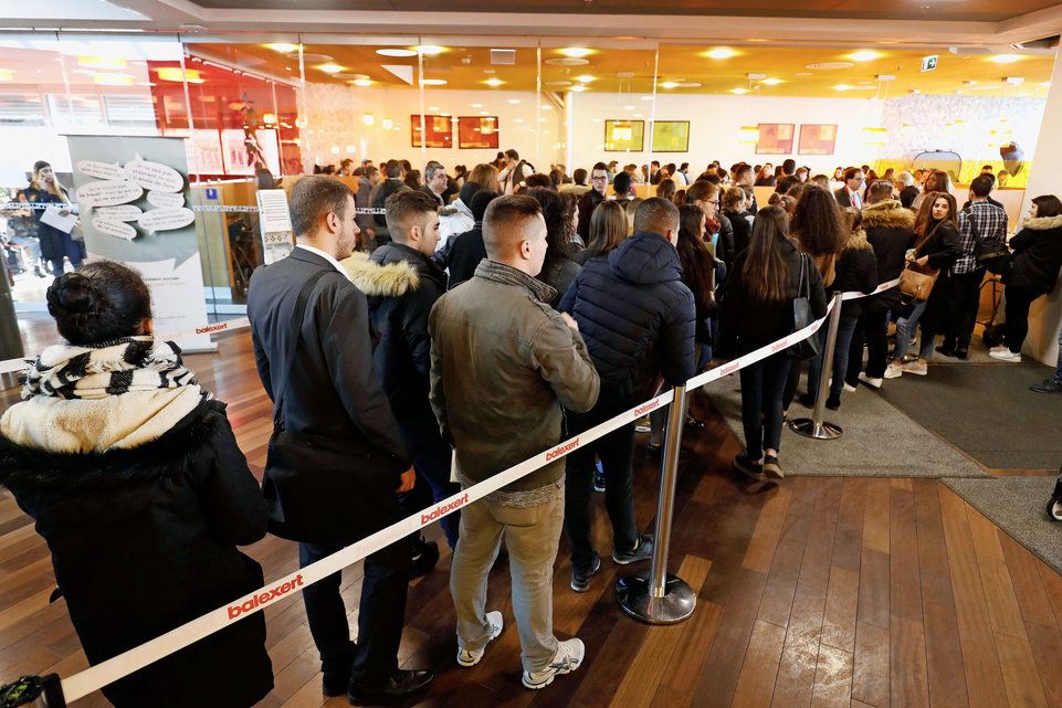 Une opération de recrutement en direct d'apprentis s'est déroulée au centre commercial Balexert. Etant donné l'affluence de candidats, une file d'attente s'est rapidement formée. Photo Lucien FORTUNATI