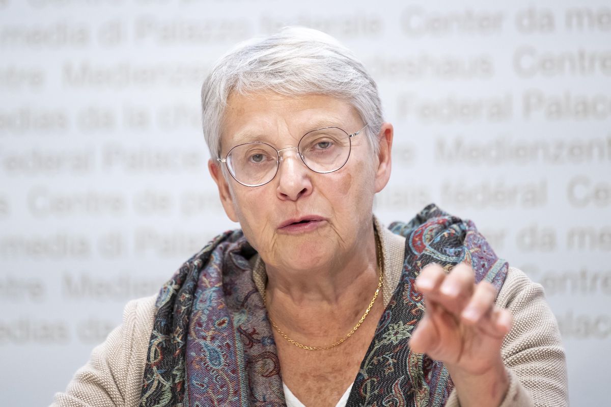 Beatrice Metraux, co-présidente de l'AVIVO, s'exprime lors d'une conférence de presse à Berne contre l'affaiblissement de la protection des locataires, le 15 octobre 2024.