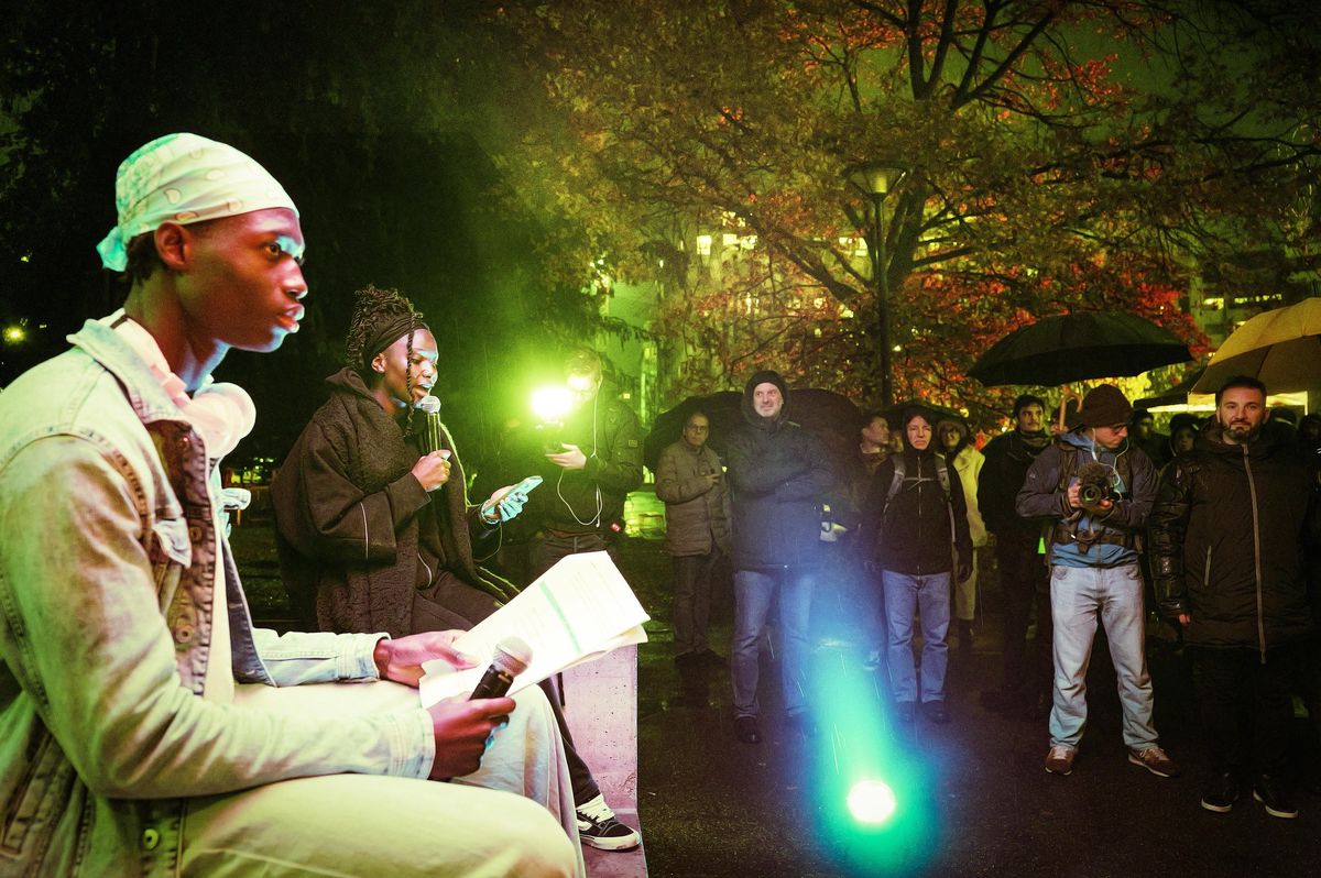 Jeunes participant à une balade nocturne animée aux Acacias, Genève, avec des arbres illuminés et un public attentif.