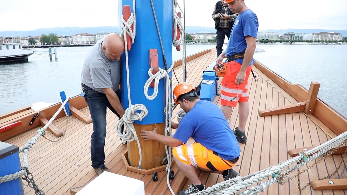 Des hommes sur une barque