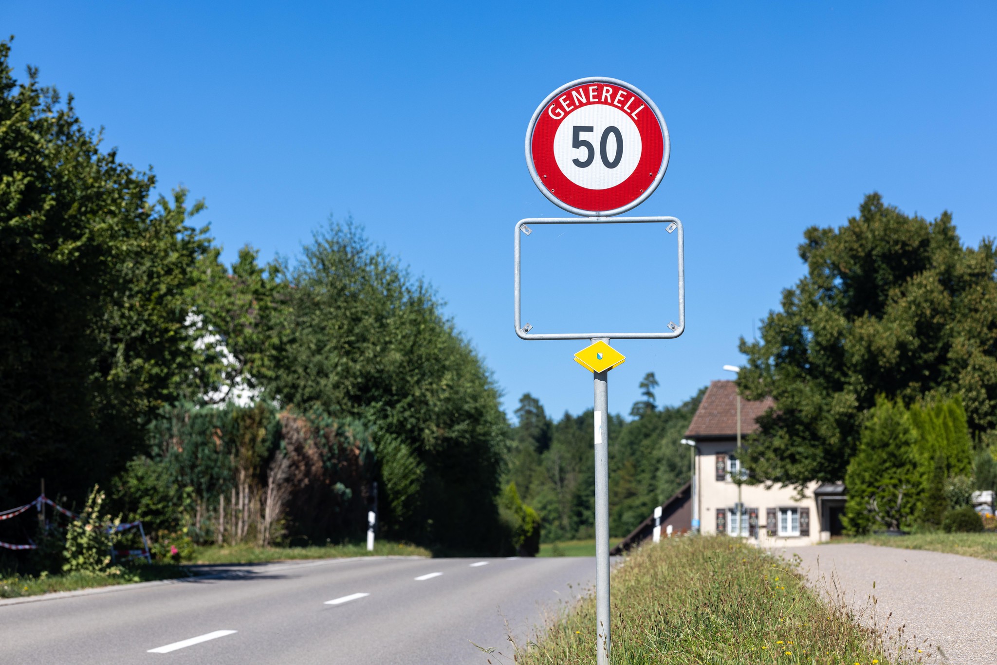 Willkommen in … ja, wo eigentlich? Derzeit werden Durchfahrende im Herrliberger Weiler Rütihof von einem leeren Rahmen begrüsst.