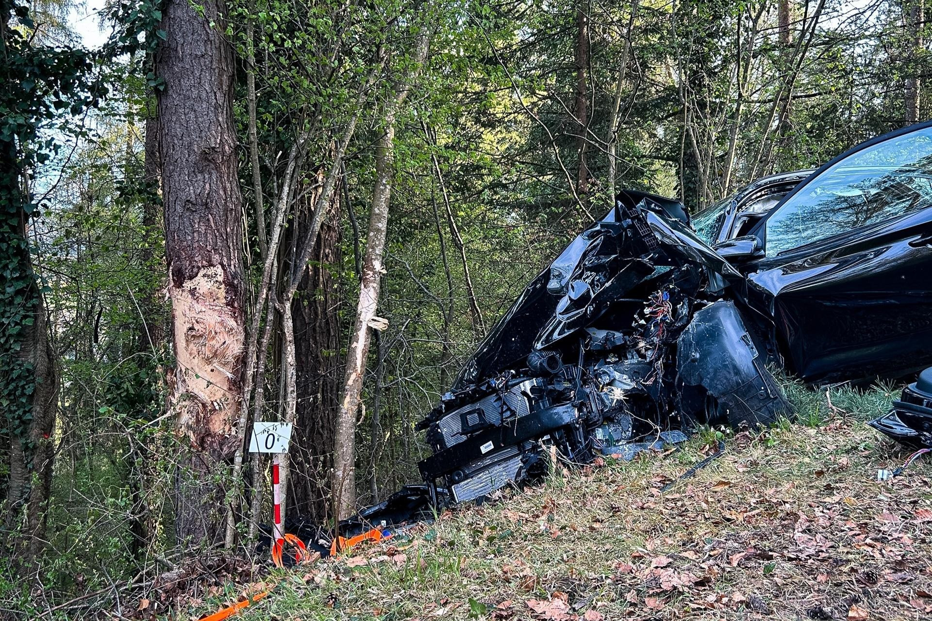 Unfall in Hüntwangen: 29-Jähriger prallt mit Auto gegen Baum – Helikopter fliegt ihn ins Spital