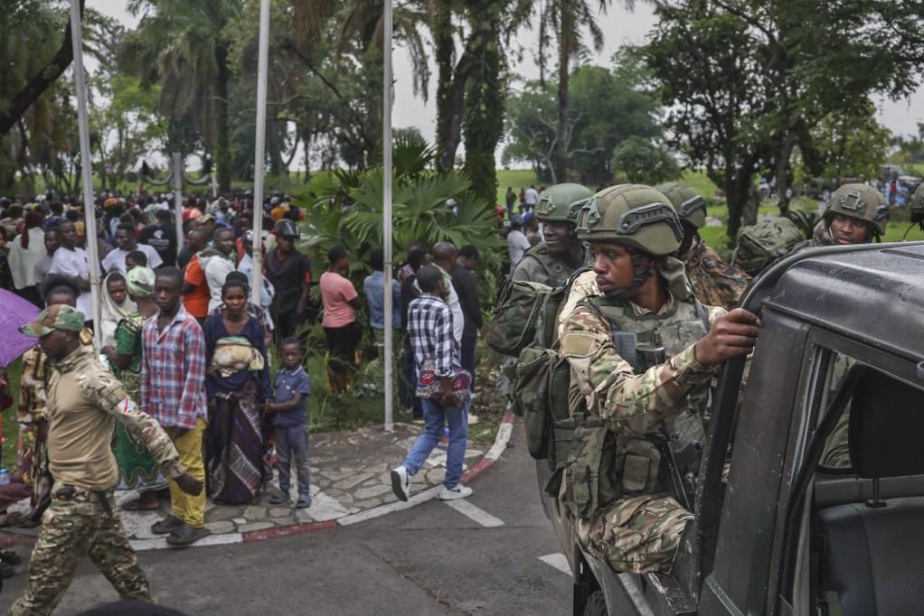 Des membres du groupe armé M23 arrivent dans un pick-up dans un complexe où les résidents se rassemblent pour protester contre le gouvernement congolais à Goma, le 31 janvier 2025, soutenant le groupe armé M23. Photo de Tony KARUMBA / AFP.