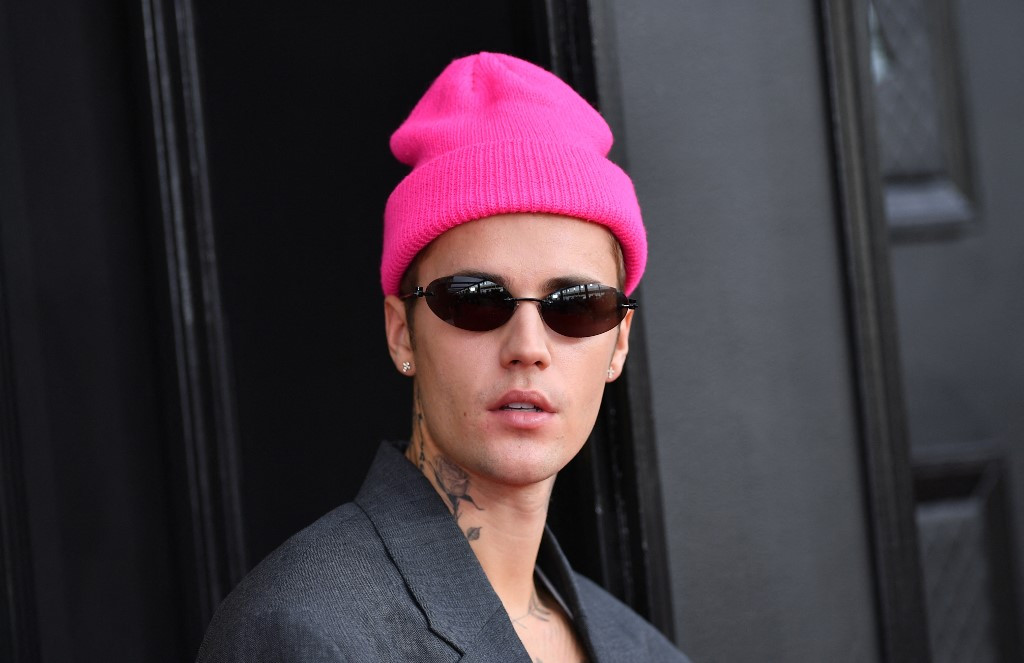 Der kanadische Sänger Justin Bieber trägt eine pinke Mütze und Sonnenbrille bei den Grammy Awards 2022 in Las Vegas.