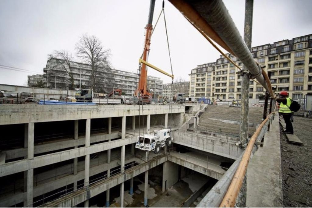 Un camion vibreur en «source d’excitation» teste les gares du CEVA