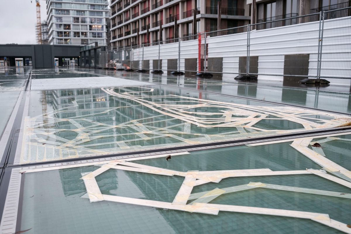 Une vingtaine de dalles de l’esplanade sont fendues. Seule la couche superficielle est fissurée, assurent les CFF.