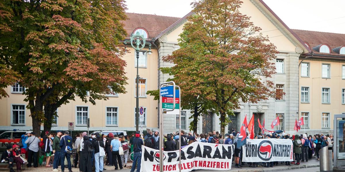 Prozess Junge Tat: Antifa demonstriert vor Bezirksgericht Zürich