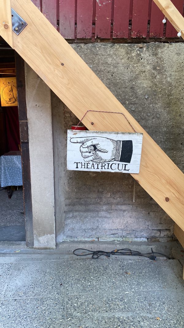 Panneau d'entrée du Theâtricul à Chêne-Bourg, une main qui invite à pénétrer dans le lieu.