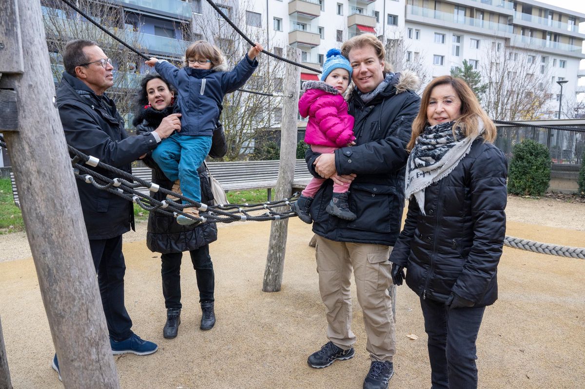 Pascal et Yvette sont les grands-parents de cœur de Luca et Léna, ici également avec leurs parents Eva et Nicolas en sortie au parc de la Morâche à Nyon. ©Florian Cella/24Heures