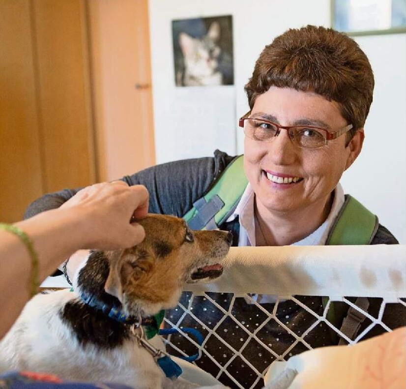 Marie-Claude Pellaux, coprésidente de l’association avec Lucie, sa petite Jack Russel.
