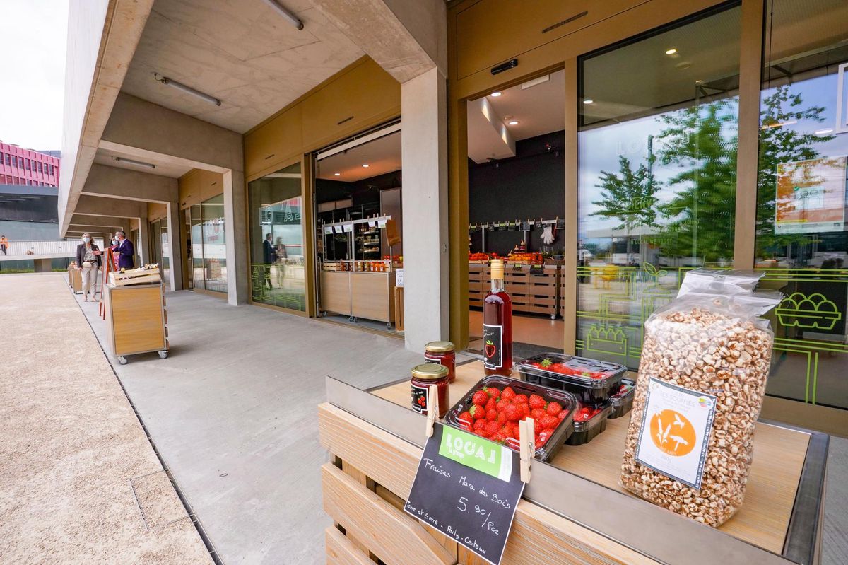 Une petite épicerie vend des produits du terroir et des plats à l’emporter, à deux pas de l’entrée de la gare.
