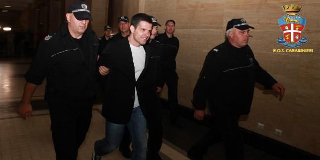 Evelin Banev encadré par la police lors de son extradition en Italie en 2012. 