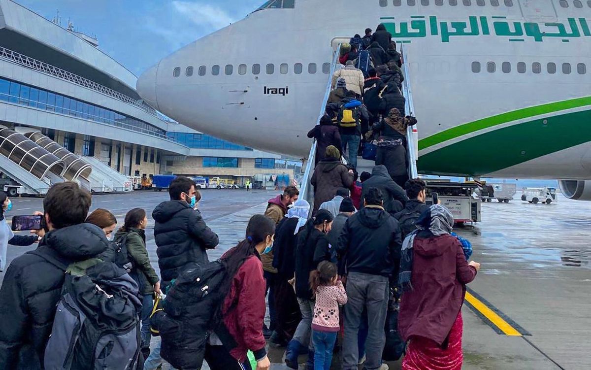 Un avion a décollé jeudi de Minsk pour Bagdad avec à son bord des migrants qui s’étaient retrouvés bloqués à la frontière entre le Bélarus et la Pologne, a indiqué l’aéroport de la capitale bélarusse.