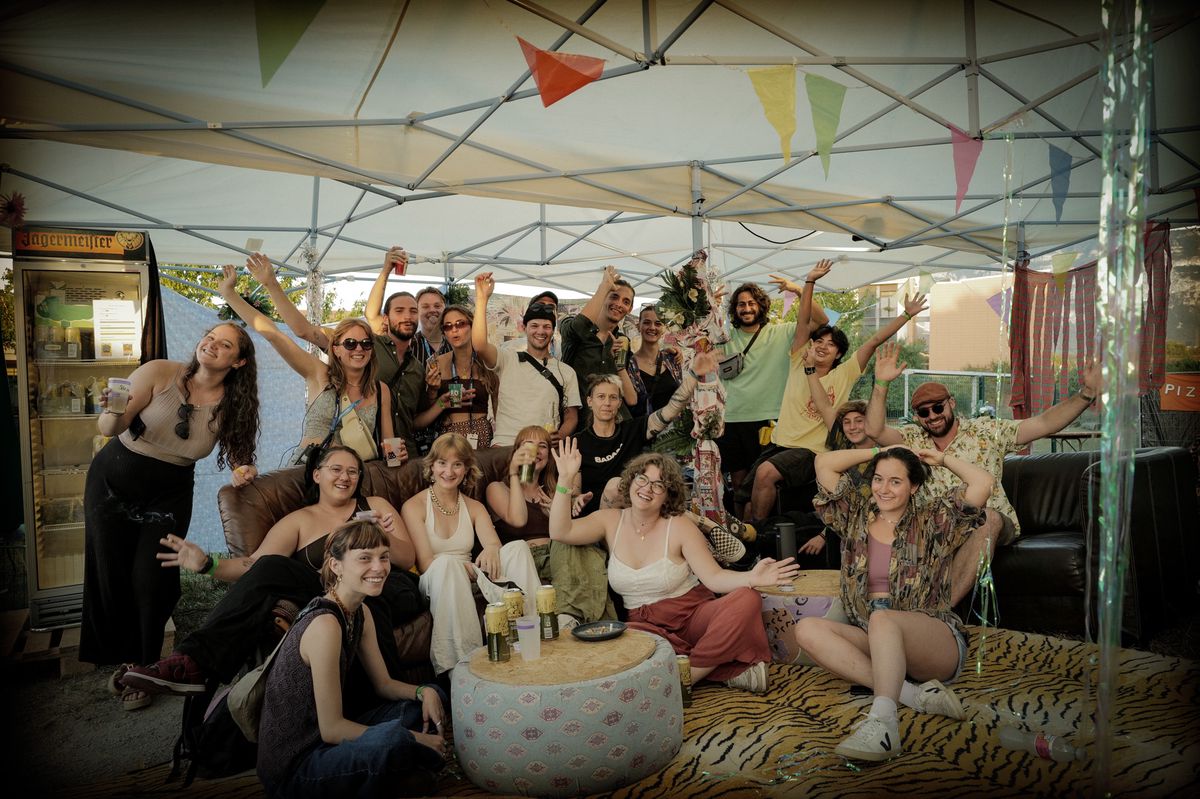 Genève, le 12 août 2023. Le Piz Palü est un festival open-air de deux jours dont les 5 premières éditions ont été organisés à Evordes, au pied du Salève, mais qui déménage cette année à la Butte de Plan-les-Ouates. Une partie des bénévoles.