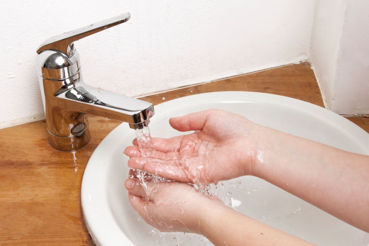 Lausanne, le 10 janvier 2012. Se laver le mains, des mains de femme sous un jet d'eau d'un robinet avec un évier. © Francesca Palazzi