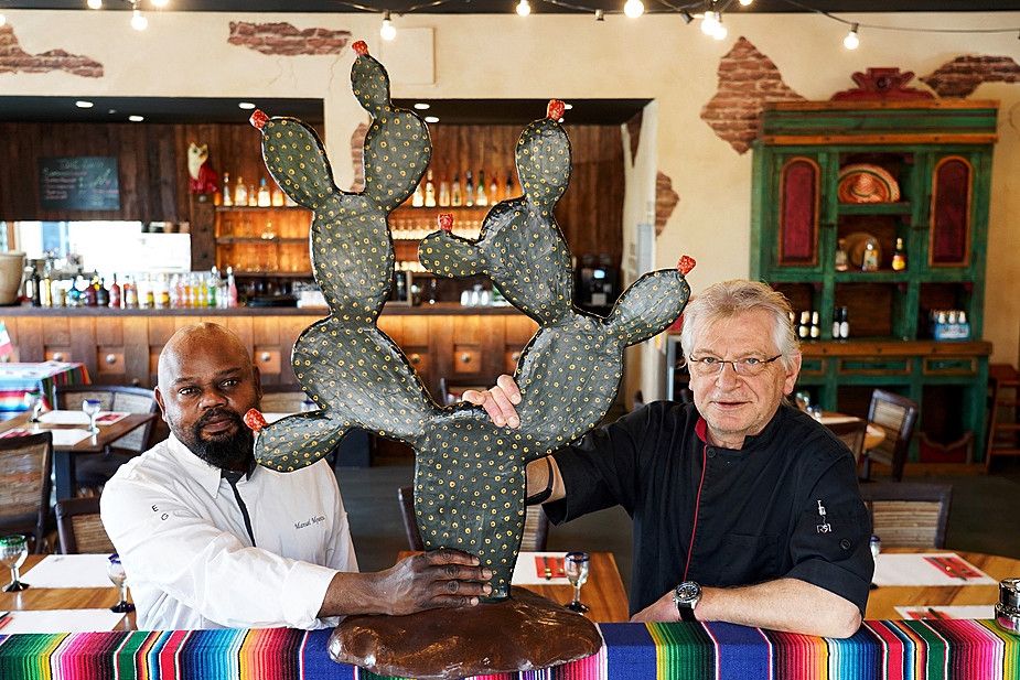 Satigny, le 17/05/2024 - le restaurant mexicain le Chat Rouge ,  Rte du Bois-de-Bay 95 dont les deux  cuisiniers sont (de gauche à droite) Manuel Mpanzu et Christophe Lemard.