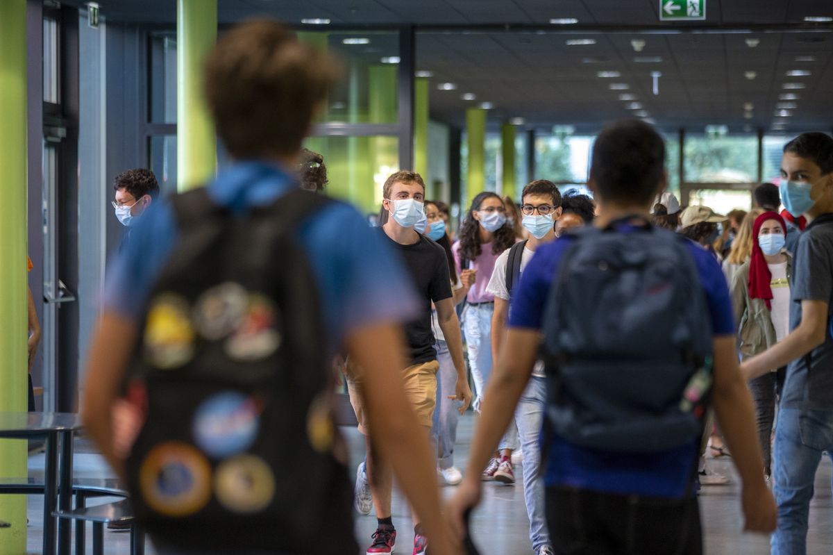 Les etudiants du secondaire II du college Sismondi portant des masques de protection se rendent dans leurs classes, lors de la rentree scolaire 2020-21, ce lundi 24 aout 2020 a Geneve. Tout les professeurs et les eleves du secondaire II (post obligatoire) faute de pouvoir respecter une distance sociale de 1m50 au moins, doivent porter obligatoirement un masque de protection facial contre la propagation du coronavirus COVID-19. (KEYSTONE/Salvatore Di Nolfi)
