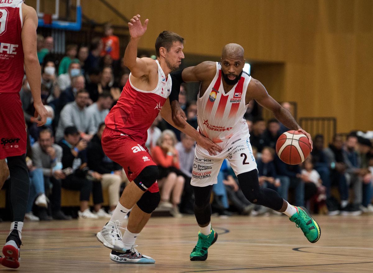 Roberto Kovac (à gauche), tente de prendre le ballon à Scott Suggs (à droite)