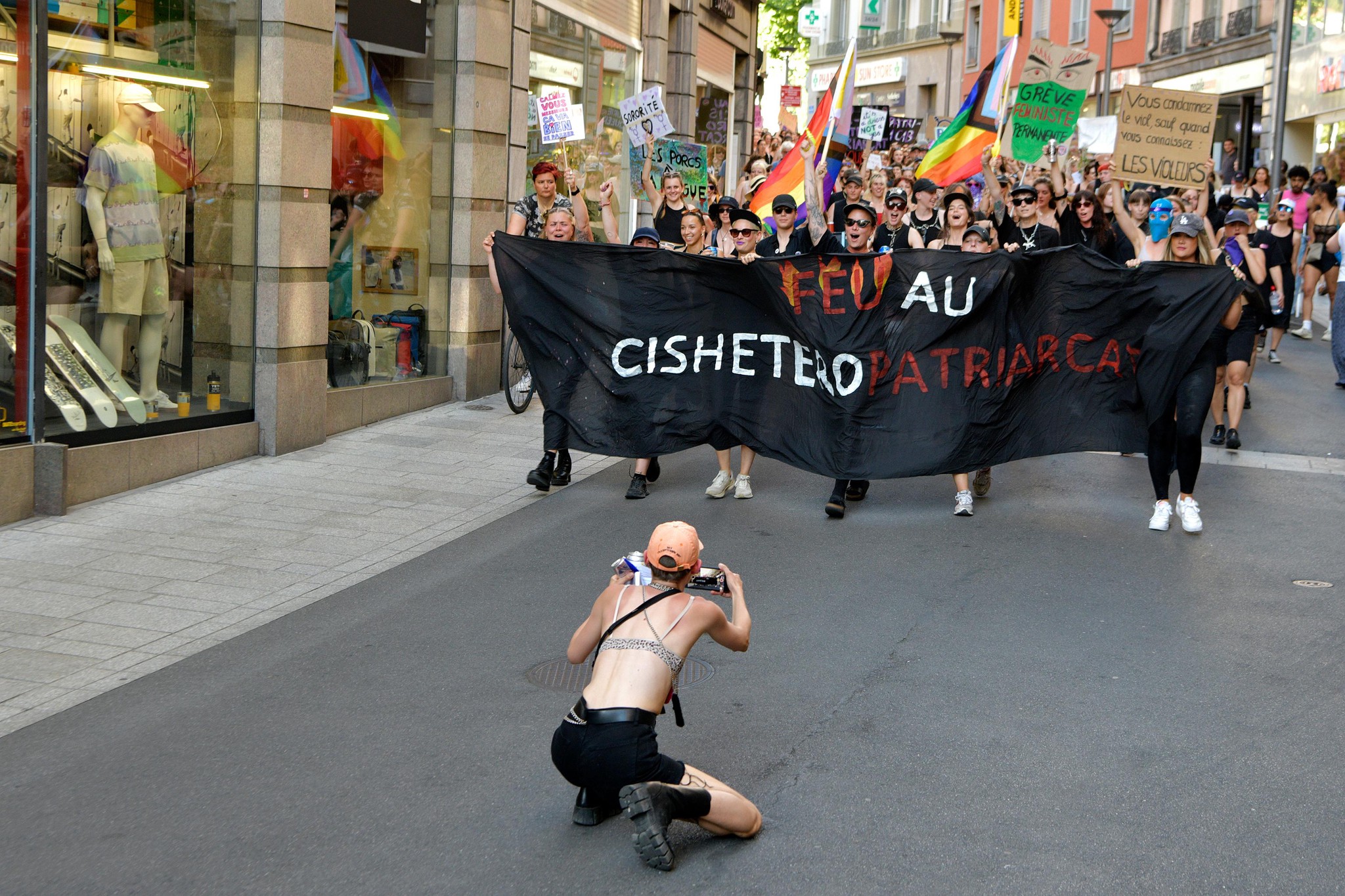 À Lausanne, le rassemblement a lieu sur la place de la Riponne avant le cortège dans les rues du centre-ville.