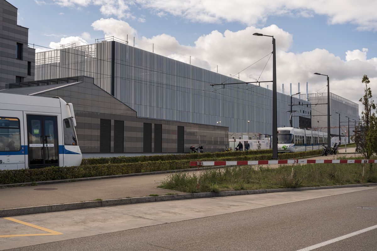 Reportage im Rechenzentrum von Interxion in Glattbrugg - Portrait von Chef Yves Zischek, Besichtigung Notstromaggregate
15.09.2022
(URS JAUDAS/TAGES-ANZEIGER)