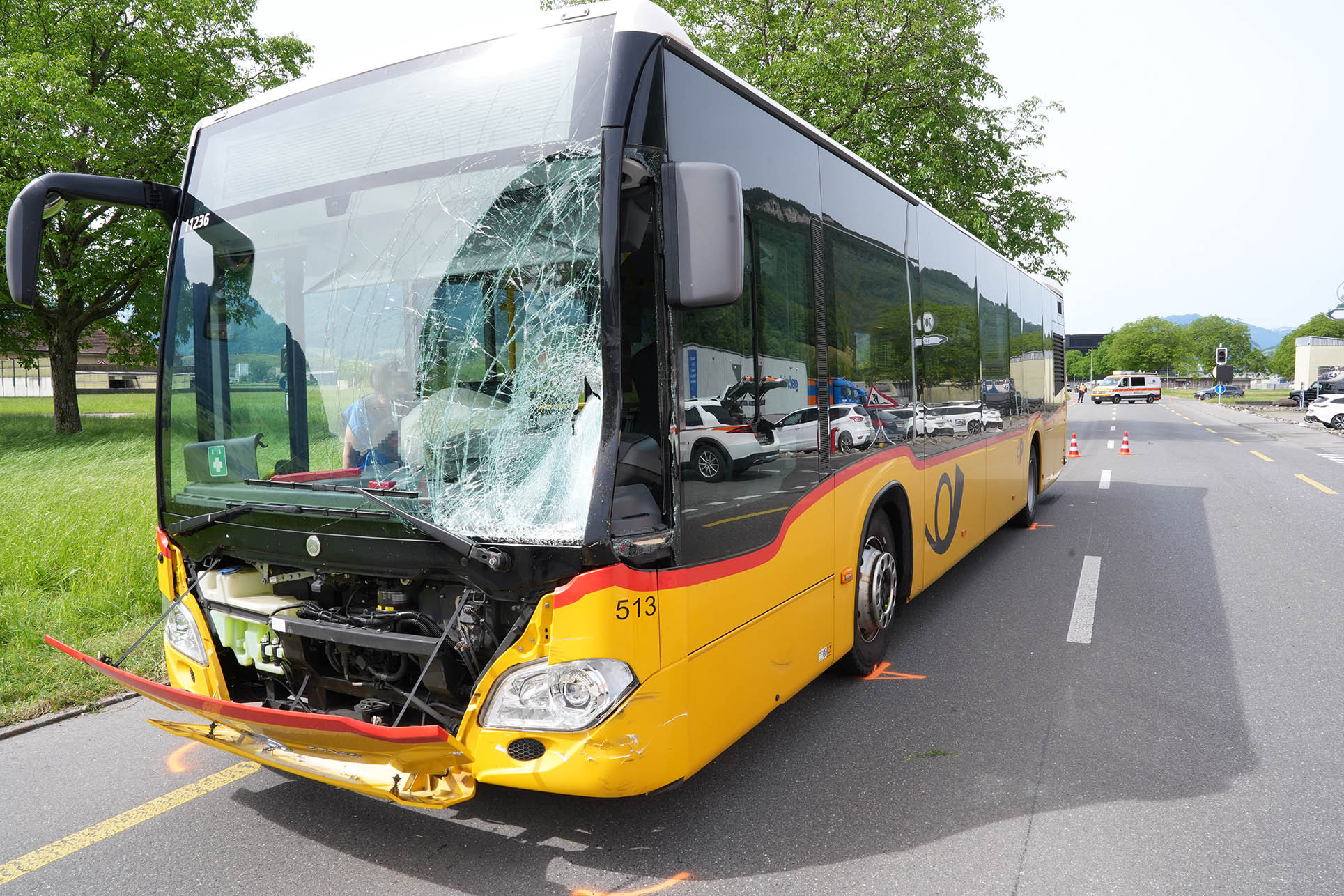 Unfall im Kanton Nidwalden: E-Bike-Fahrer (90) stirbt nach Kollision mit Postauto