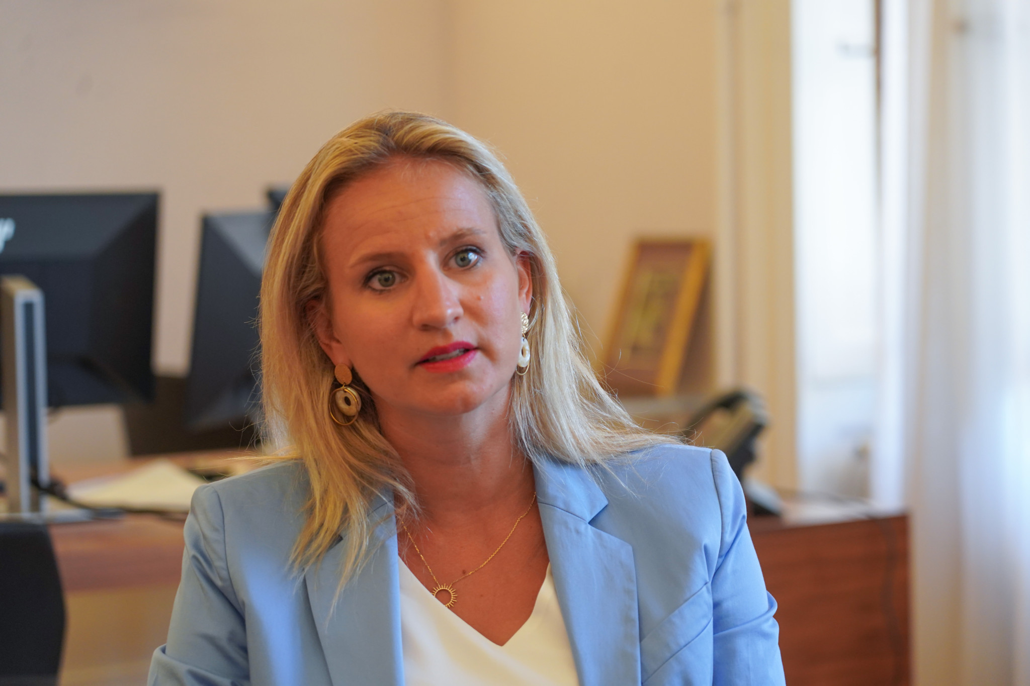 Geneve, le 21/08/2023 - interview de Delphine Bachmann, ministre genevoise de l'économie et de l'emploi ,  dans son bureau.